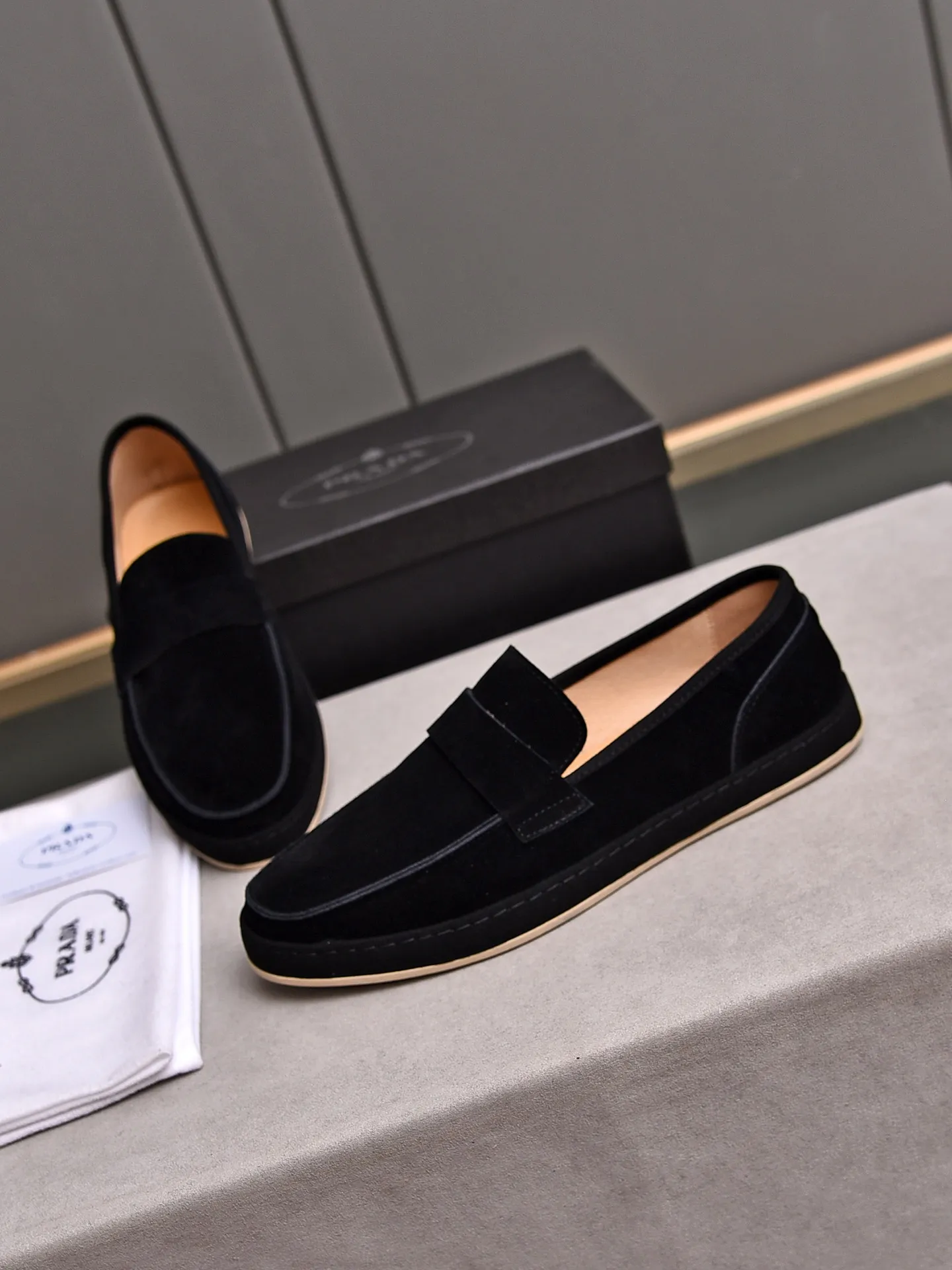 👟👟👟Men's Shoes💰P420 🆕🔥New Updates🔥👟PRADA (Prada) new products are released, imported soft cowhide, fashionable to allow air to penetrate the entire shoe, and the awesome shoes [strong] bring an extremely comfortable and breathable feeling! Beautiful inside and out! Exquisite workmanship, top-grade cowhide material, 😌Number: 38~44, black and white color options.